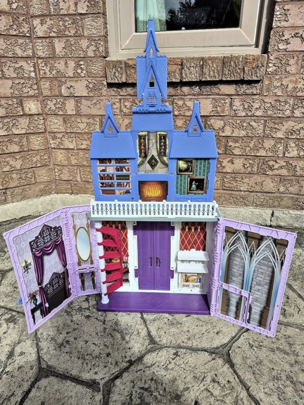 Disney Frozen 2 Fold & Go Portable Arendelle Castle Playset Dollhouse - Picture 3 of 15